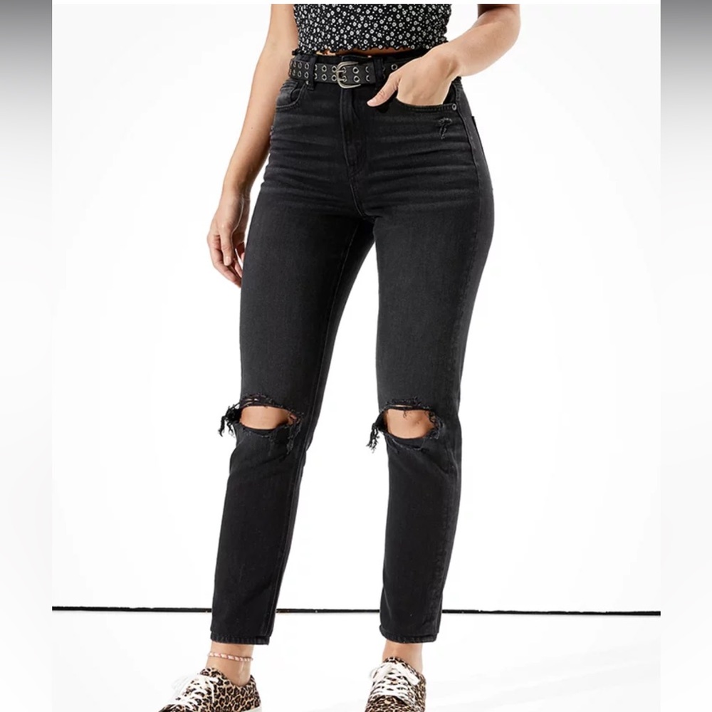 NWT American Eagle Ripped Mom Jean in Faded Black. Size 2